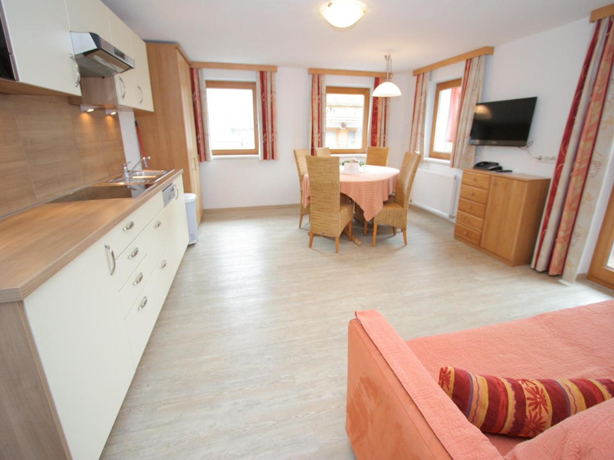 Spacious Apartment In Uderns Near Ski Area Eksteriør bilde