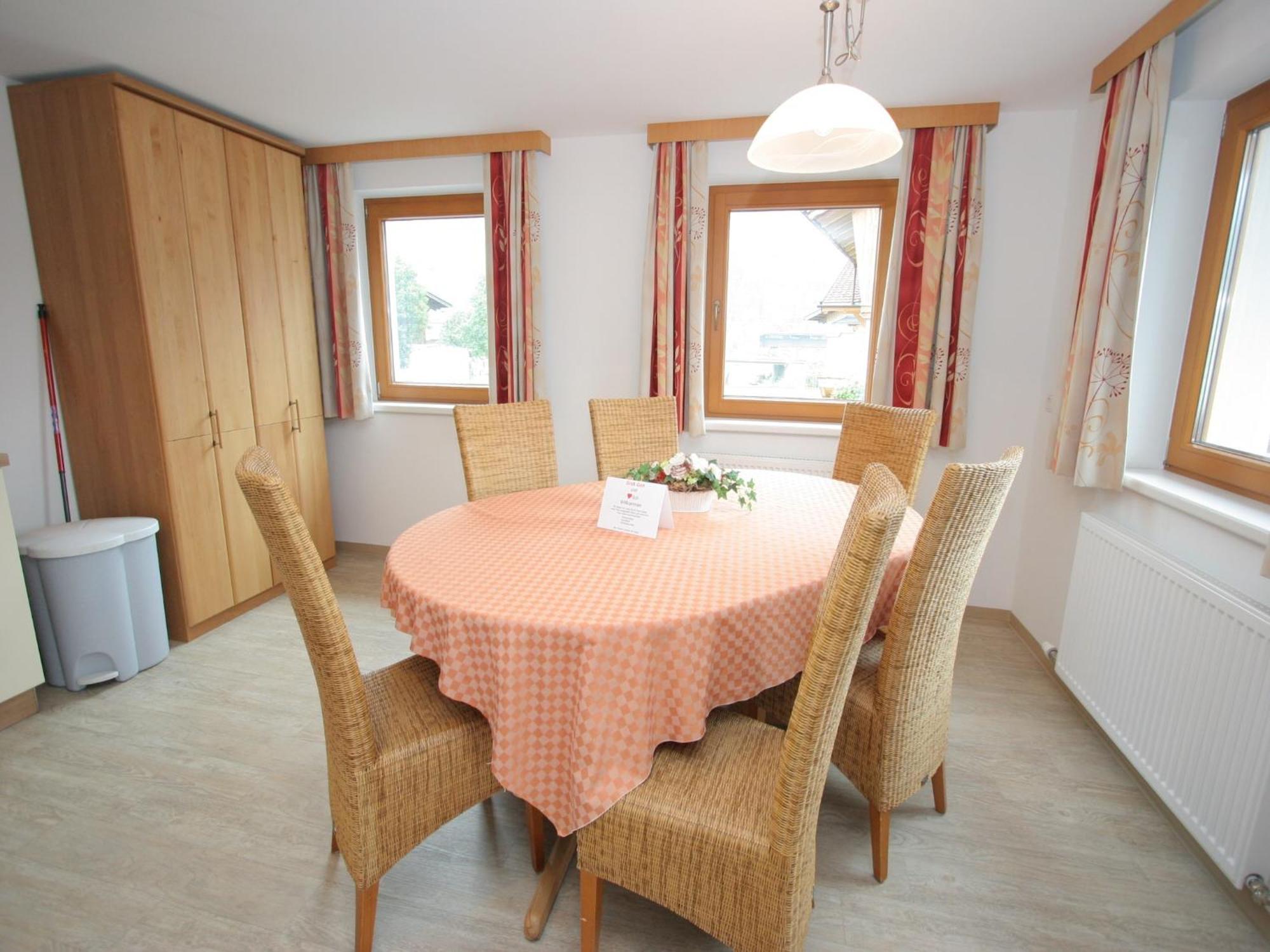Spacious Apartment In Uderns Near Ski Area Eksteriør bilde
